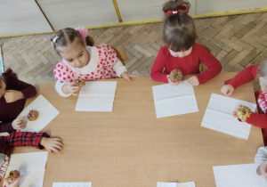 Dzieci jedzą babeczki