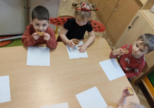 Dzieci jedzą babeczki