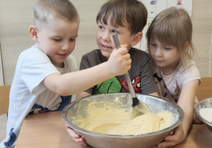 Dzieci mieszają składniki na babeczki