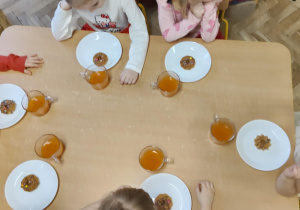 Dzieci jedzą babeczki