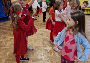 Dzieci tańczą na balu walentynkowym