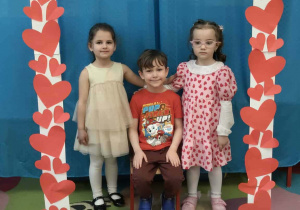 Dzieci pozują do zdjęcia w walentynkowej ramce