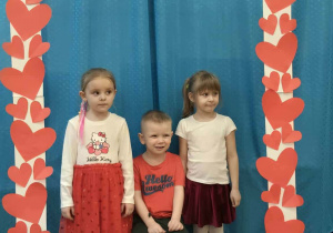 Dzieci pozują do zdjęcia w walentynkowej ramce