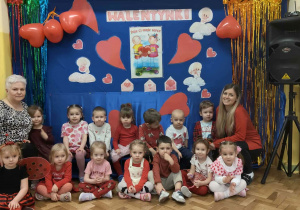 Dzieci z gr 1 z paniami pozują do zdjęcia