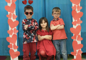 Dzieci pozują do zdjęcia w walentynkowej ramce