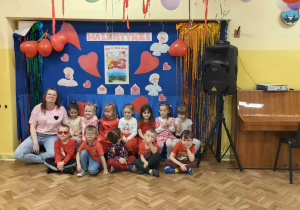 Dzieci z gr 2 z panią pozują do zdjęcia