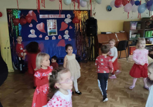 Dzieci bawią się na balu walentynkowym