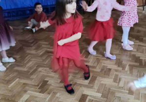 Dzieci tańczą na balu walentynkowym