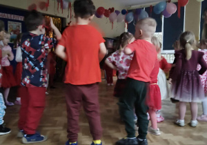 Dzieci tańczą na balu walentynkowym