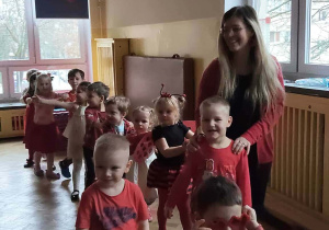 Dzieci tańczą na balu walentynkowym