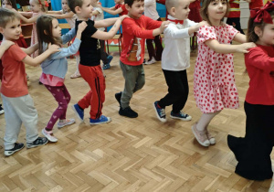 Dzieci tańczą na balu walentynkowym