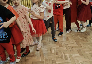 Dzieci tańczą na balu walentynkowym