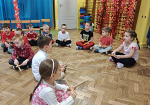 Dzieci grają na klawesach