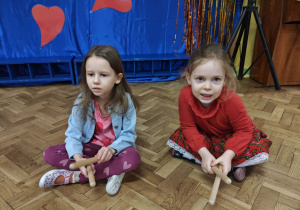 Dzieci grają na klawesach