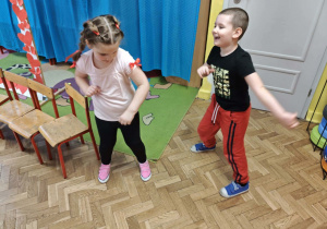 Dwoje dzieci tańczą na balu