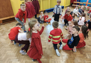 Dzieci bawią się na balu walentynkowym