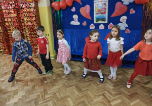 Dzieci tańczą na balu walentynkowym