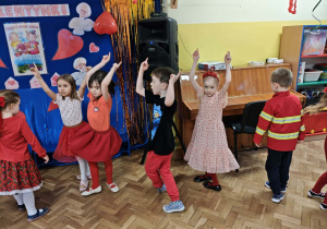 Dzieci tańczą na balu walentynkowym