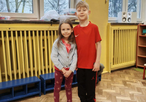 Dwoje dzieci pozuje do zdjęcia