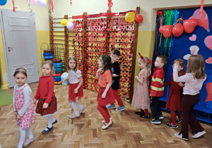 Dzieci tańczą na balu walentynkowym