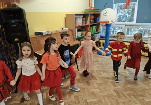 Dzieci tańczą na balu walentynkowym