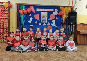 Dzieci z gr 3 pozują do zdjęcia