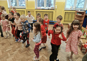 Dzieci tańczą na balu walentynkowym