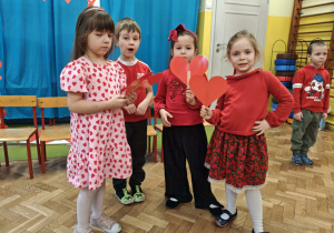 Dzieci trzymają walentynkowe serca