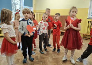 Dzieci trzymają walentynkowe serca
