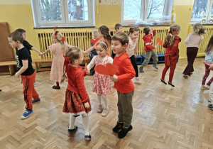 Dzieci tańczą z walentynkowymi sercami