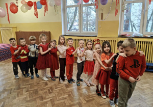 Dzieci tańczą na balu walentynkowym