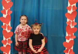 Dzieci pozują do zdjęcia w walentynkowej ramce