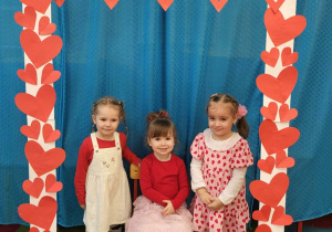 Dzieci pozują do zdjęcia w walentynkowej ramce