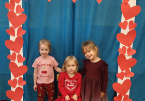 Dzieci pozują do zdjęcia w walentynkowej ramce