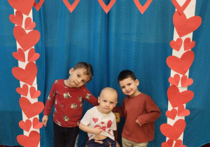 Dzieci pozują do zdjęcia w walentynkowej ramce