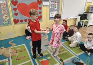 Dzieci obdarowują się walentynkami