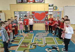 Dzieci obdarowują się walentynkami