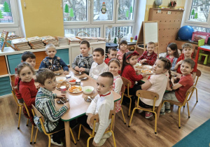 Dzieci degustują walentynkowe słodkości