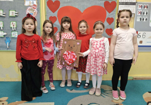 Dziewczynki prezentują wykonaną pracę walentynkową