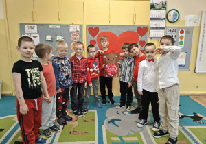 Chłopcy prezentują wykonaną pracę walentynkową