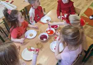 Dzieci degustują walentynkowe słodkości