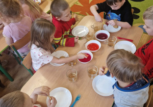 Dzieci degustują walentynkowe słodkości