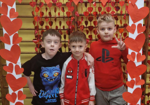 Chłopcy pozują do zdjęcia w walentynkowej ramce