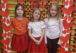 Dziewczynki pozują do zdjęcia w walentynkowej ramce