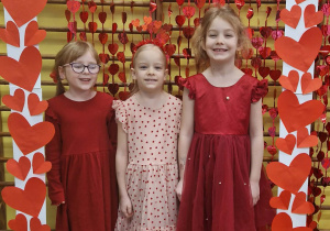 Dziewczynki pozują do zdjęcia w walentynkowej ramce