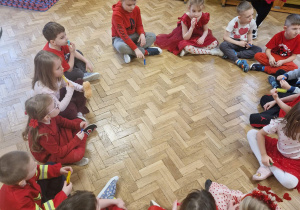 Dzieci bawią się na balu walentynkowym