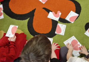 Dzieci bawią się na balu walentynkowym