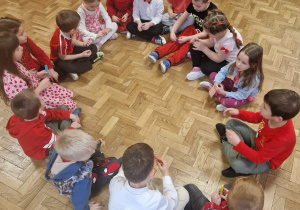 Dzieci bawią się na balu walentynkowym