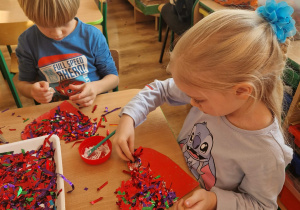 Dzieci wykonują prace walentynkową