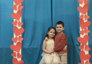 Dzieci pozują do zdjęcia w walentynkowej ramce